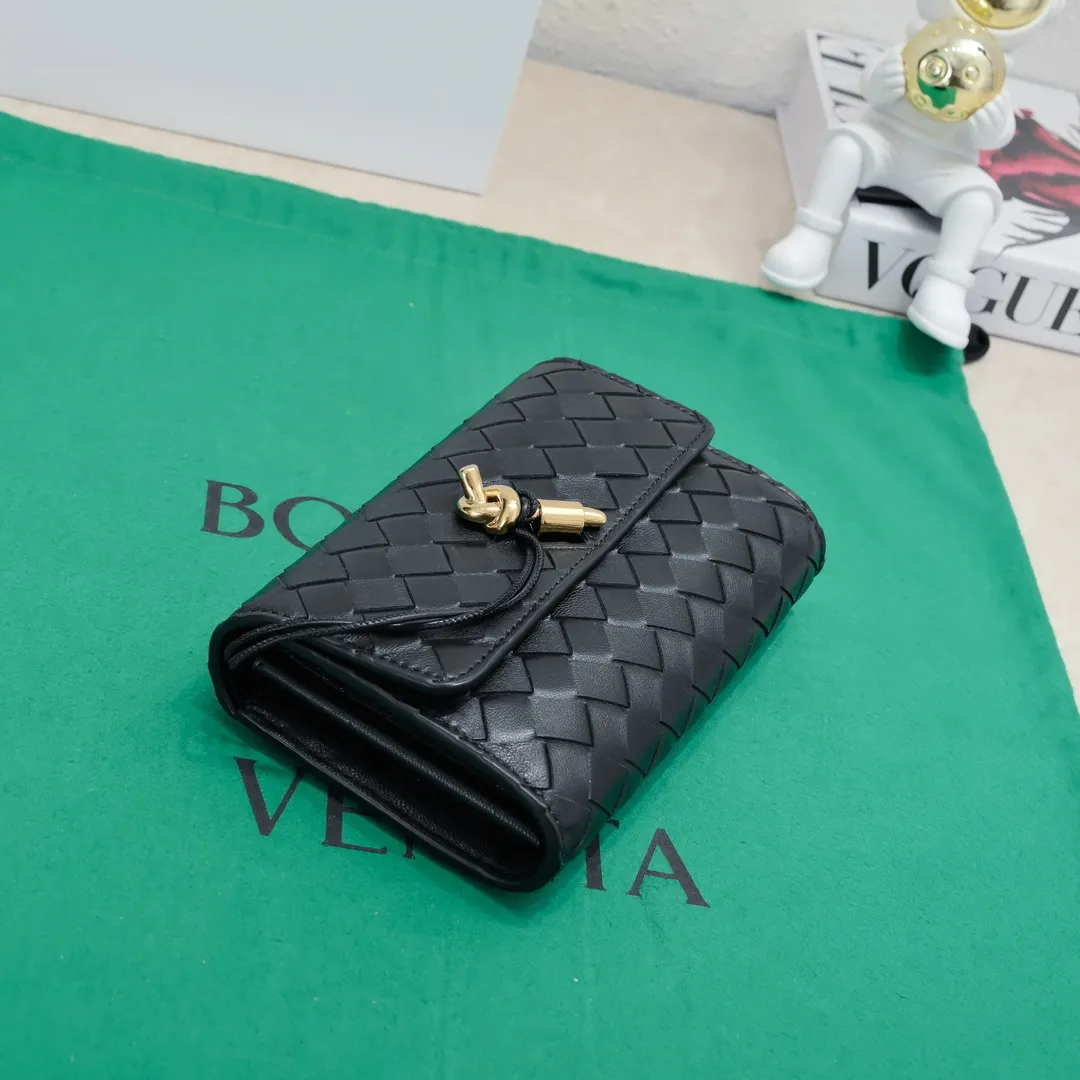 Batch 1160 BV Andiamo clutch wallet is super high-end🤎🤎How come the long clutch bag is so exquisite~ The braided style bag surface paired with all-copper hardware is really warm and high-end. The bag body is super light and can be grabbed easily! It can store a lot of small items and large mobile phones ~ very practical for daily use. Style number: 1504 Size: 19*11.5*3